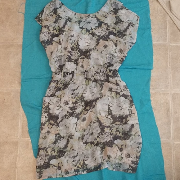 Dress - Picture 2 of 3